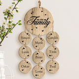 Gravierter Eichen Holzaufhänger mit 9 Namen und "We are Family"-Spruch – personalisiertes Geschenk von Love & Faith