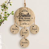 Individuelles Familiengeschenk aus Eichenholz – mit 4 Namen und "Familie ist die Heimat des Herzens"-Spruch, graviert von Love & Faith