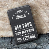 Schwarzes Benzinfeuerzeug mit Namensgravur und Papa, Mythos, Legende Spruch personalisiert zum Vatertag von Love & Faith