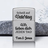 silbernes Benzinfeuerzeug mit "Scheiß auf Vatertag - Wir lieben dich jeden Tag" personalisiert von Love & Faith