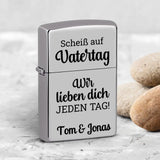 silbernes Benzinfeuerzeug mit "Scheiß auf Vatertag - Wir lieben dich jeden Tag" personalisiert von Love & Faith