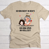beiges T-Shirt mit personalisierbarer Illustration mit Oma Opa und Enkeln - gedruckt von Love & Faith