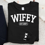 Wifey - Personalisierter Premium Sweater für Ehefrauen mit Initialen