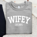 Wifey - Personalisierter Premium Sweater für Ehefrauen mit Initialen