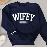 Wifey - Personalisierter Premium Sweater für Ehefrauen mit Initialen