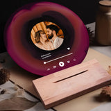 Holzaufsteller mit personalisiert bedruckter Acrylplatte in Schallplattenoptik - gefertigt von Love & Faith