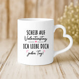 Weiße Tasse mit Herzhenkel und personalisiertem Namen – romantische Geschenkidee von Love & Faith