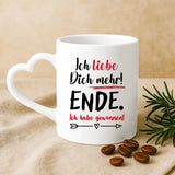 Weiße Tasse mit Herzhenkel und personalisiertem Namen – romantische Geschenkidee von Love & Faith