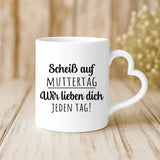 Weiße Tasse mit Herzhenkel und personalisiertem Namen – romantische Geschenkidee von Love & Faith