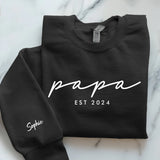 schwarzer Pullover personalisierbar Papa Slogan mit Kindernamen - gefertigt von Love & Faith