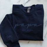 Dunkelblauer Pullover für Papa mit Kindernamen personalisiert von Love & Faith