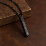 schwarze Metall-Kette mit Graviertem Anhänger - mit Spruch oder Namen personalisiert für Papa zum Vatertag von Love & Faith