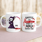 Weiße Tasse mit "Kaffee, weil nicht jeder Morgen mit Mord beginnen kann" Spruch und personalisiertem Namen originelle Geschenkidee von Love & Faith