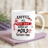 Weiße Tasse mit "Kaffee, weil nicht jeder Morgen mit Mord beginnen kann" Spruch und personalisiertem Namen originelle Geschenkidee von Love & Faith