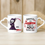 Weiße Tasse mit Herzhenkel mit "Kaffee, weil nicht jeder Morgen mit Mord beginnen kann" Spruch und personalisiertem Namen originelle Geschenkidee von Love & Faith