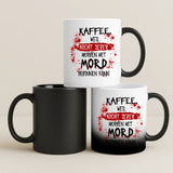 Magic Mug Tasse mit Thermofarbwechsel mit "Kaffee, weil nicht jeder Morgen mit Mord beginnen kann" Spruch und personalisiertem Namen originelle Geschenkidee von Love & Faith