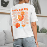 weißes Frauen T-Shirt Rückenprint mit "They see me aperolin" personalisiertesm Spruch als Sommer Geschenkidee von Love & Faith