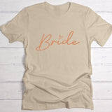 Beige T-Shirt Brustdruck "Bride" als personalisiertem Spruch als Hochzeitsgeschenkidee von Love & Faith