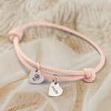 Personalisiertes PU-Lederarmband mit 2 gravierten Silber-Herz-Anhängern mit Geburtstag und Blume in altrosa - gefertigt von Love & Faith