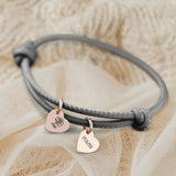 Personalisiertes PU-Lederarmband mit 2 gravierten RoséGold-Herz-Anhängern mit Geburtstag und Blume in antrazith - gefertigt von Love & Faith