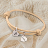 Personalisiertes PU-Lederarmband mit 2 gravierten Silber-Herz-Anhängern mit Geburtstag und Blume in Cappuccino - gefertigt von Love & Faith