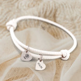 Personalisiertes PU-Lederarmband mit 2 gravierten Silber-Herz-Anhängern mit Geburtstag und Blume in Weiß - gefertigt von Love & Faith