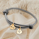 Personalisiertes PU-Lederarmband mit 2 gravierten Gold-Herz-Anhängern mit mit Initialen in anthrazit - gefertigt von Love & Faith