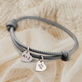 Personalisiertes PU-Lederarmband mit 2 gravierten Silber-Herz-Anhängern mit mit Initialen in anthrazit - gefertigt von Love & Faith