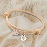 Personalisiertes PU-Lederarmband mit 2 gravierten RoséGold-Herz-Anhängern mit mit Initialen in Cappuccino - gefertigt von Love & Faith