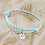 Personalisiertes PU-Lederarmband mit 2 gravierten Silber-Herz-Anhängern mit mit Initialen in Mint - gefertigt von Love & Faith