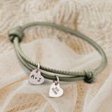 Personalisiertes PU-Lederarmband mit 2 gravierten Silber-Herz-Anhängern mit mit Initialen in Olivgrün - gefertigt von Love & Faith