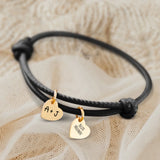 Personalisiertes PU-Lederarmband mit 2 gravierten Gold-Herz-Anhängern mit Initialen in Schwarz - gefertigt von Love & Faith