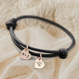 Personalisiertes PU-Lederarmband mit 2 gravierten RoséGold-Herz-Anhängern mit Initialen in Schwarz - gefertigt von Love & Faith
