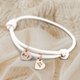 Personalisiertes PU-Lederarmband mit 2 gravierten RoséGold-Herz-Anhängern mit Initialen in Weiß - gefertigt von Love & Faith