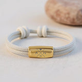 hellgraues Segeltau Armband mit persönlicher Namensgravur und Jahrestag von Love & Faith