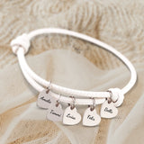 Weißes Lederarmband mit Gravur von silber Herzanhängern personalisierte Geschenkidee von Love & Faith