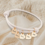 creme Lederarmband mit Gravur von gold Herzanhängern personalisierte Geschenkidee von Love & Faith
