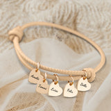 creme Lederarmband mit Gravur von gold Herzanhängern personalisierte Geschenkidee von Love & Faith
