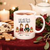 Weiße personalisierte Weihnachtstasse mit Freundinnen-Illustration für Glühwein zur Weihnachtsfeier als Geschenk von Love & Faith