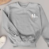 Grauer Sweater für Mama mit Kindernamen personalisierte Geschenkidee zum Muttertag von Love & Faith