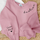 Pinker Sweater mit Mama Schriftzug und Kindernamen auf dem Ärmel - Personalisiertes Geschenk von Love & Faith