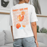 weißes T-Shirt Rückenprint mit "They see me aperolin" personalisiertesm Spruch als Sommer Geschenkidee von Love & Faith