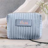 Himmelblaue Samtkosmetiktasche mit eigenem Namen in Roségold personalisiert bedruckt von Love & Faith