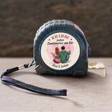 Personalisiertes Maßband mit Pärchenillustration als Geschenk für Partner von Love & Faith