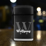 Sturmfeuerzeug personalisiert mit Name und Initial in edlem Stil als Geschenkidee von Love & Faith