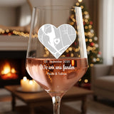 Weinglas mit Landkarte und Koordinaten für Jahrestagsgeschenk personalisieren mit Love & Faith
