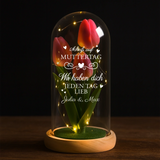 Personalisierte Ewige Tulpe in der Glaskuppel mit LED Licht personalisiert mit Namen zum Muttertag von Love & Faith