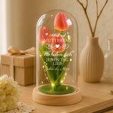 Personalisierte Ewige Tulpe in der Glaskuppel mit LED Licht personalisiert mit Namen zum Muttertag von Love & Faith