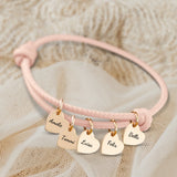 altrosa Lederarmband mit Gravur von gold Herzanhängern personalisierte Geschenkidee von Love & Faith