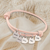 altrosa Lederarmband mit Gravur von silber Herzanhängern personalisierte Geschenkidee von Love & Faith